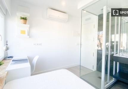 Habitación amueblada en residencia de estudiantes en Vallehermoso, Madrid
