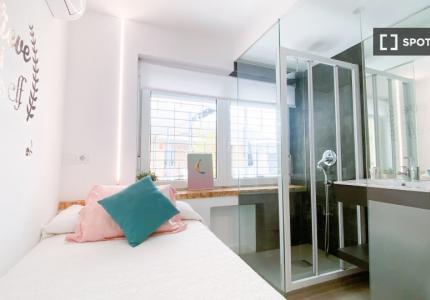 Habitación amueblada en residencia de estudiantes en Vallehermoso, Madrid