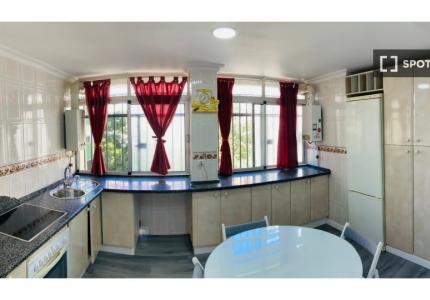 Se alquila habitación en piso de 6 habitaciones en Sevilla