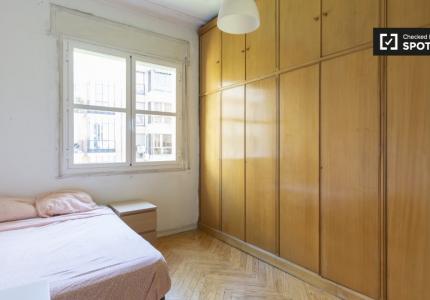 Habitación en piso de 9 habitaciones en alquiler en Gaztambide, Madrid