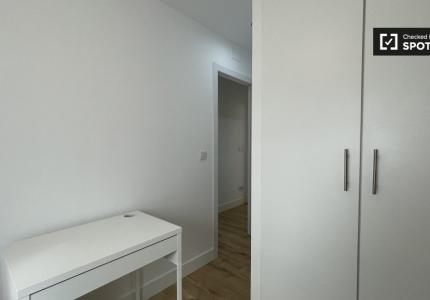 Se alquila habitación en apartamento de 2 dormitorios en Getafe, Madrid.