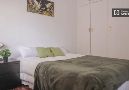 Se alquila habitación en piso de 5 habitaciones en Madrid