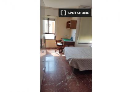 Alquiler de habitaciones en piso de 4 dormitorios en Almería