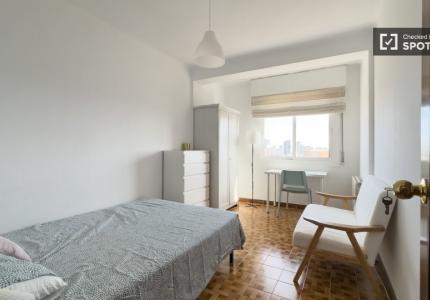 Se alquila habitación en piso de 4 dormitorios en Barcelona