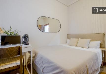 ¡Habitaciones en alquiler en piso de 5 habitaciones en Madrid!