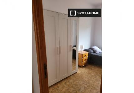 Se alquila habitación en piso de 5 habitaciones en Las Palmas