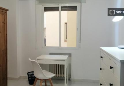 Se alquila habitación en piso de 5 dormitorios en Nueva España