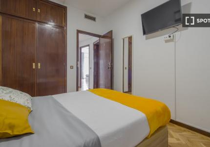 Se alquila habitación en piso de 9 habitaciones en Tetuán, Madrid