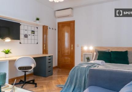 Habitación en piso compartido de 6 habitaciones en alquiler en Palacio, Madrid