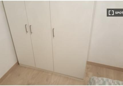 Se alquila habitación en piso de 3 habitaciones en el Eixample, Barcelona