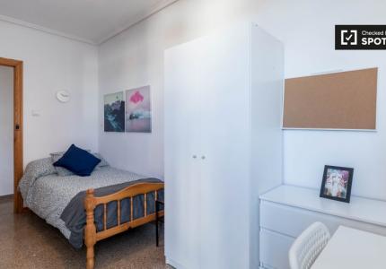 Habitación luminosa en apartamento de 5 dormitorios en Rascanya, Valencia