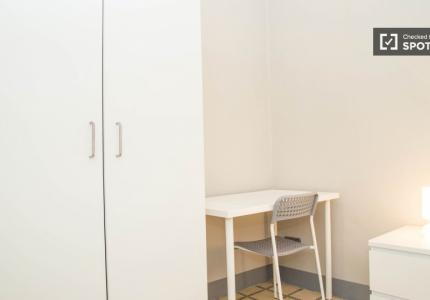 Dormitorio en apartamento de 4 habitaciones en El Raval, Barcelona