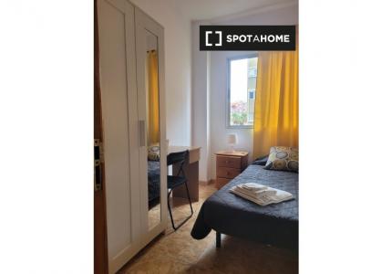 Se alquila habitación en piso de 5 habitaciones en Las Palmas