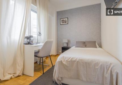 Se alquila habitación en apartamento de 5 dormitorios en Tetuán, Madrid