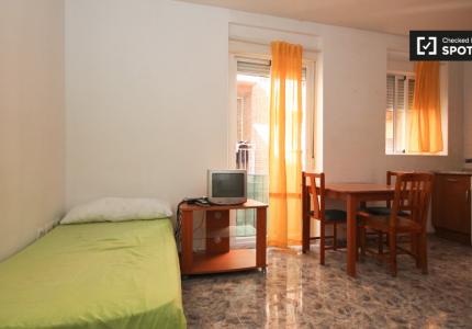 Estudio totalmente amueblado en alquiler en el centro de Granada