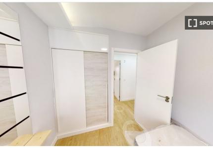 Se alquila habitación en piso compartido de 5 habitaciones en Granada.