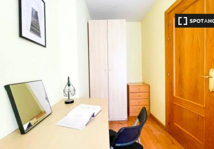 Habitación en piso compartido de 8 habitaciones en Valdeacederas, Madrid.