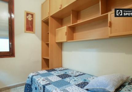 Se alquila habitación en piso de 3 dormitorios en Let Corts