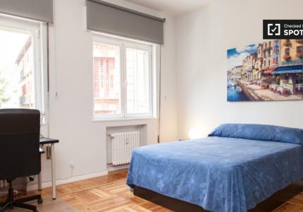Habitación enorme en un apartamento de 7 dormitorios en Malasaña, Madrid