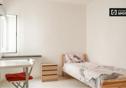 Se alquila habitación en piso compartido de 5 habitaciones en Bellas Vistas