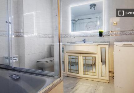 Se alquila habitación en piso de 3 habitaciones en Santander