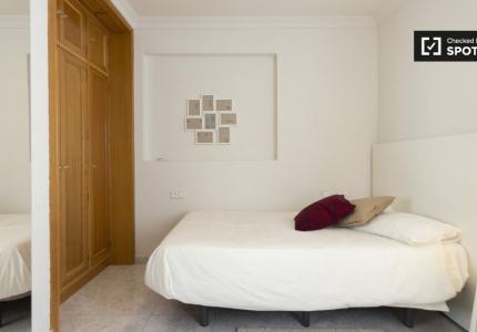 Se alquila habitación en piso de 3 dormitorios en Puerta del Ángel