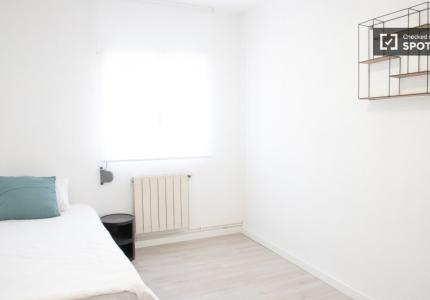 Habitación en piso compartido en alquiler en Numancia, Madrid.