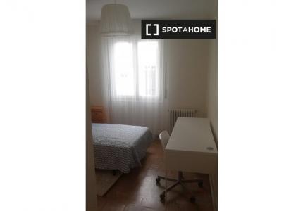 Se alquila habitación en piso de 3 habitaciones en Pamplona