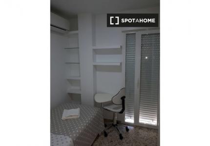 Se alquila habitación en piso de 3 habitaciones en La Cruz, Granada