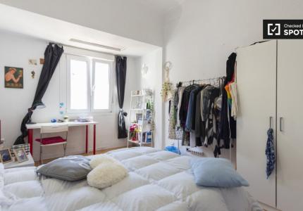 Cómoda habitación en alquiler en piso de 8 habitaciones en Moncloa