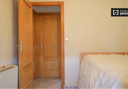 Se alquilan habitaciones en un apartamento de 4 dormitorios en Getafe