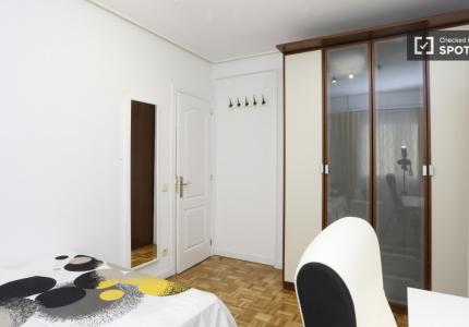 Alquilo habitación en apartamento de 5 habitaciones en el Retiro, Madrid.