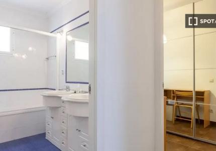 Se alquila habitación en piso de 4 habitaciones en Sevilla