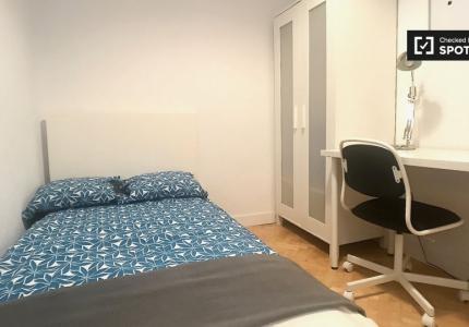 Acogedora habitación en un apartamento de 6 dormitorios en Malasaña, Madrid