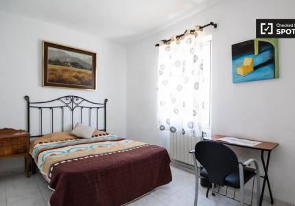 Se alquilan habitaciones en apartamento de 3 dormitorios en Lucero, Madrid