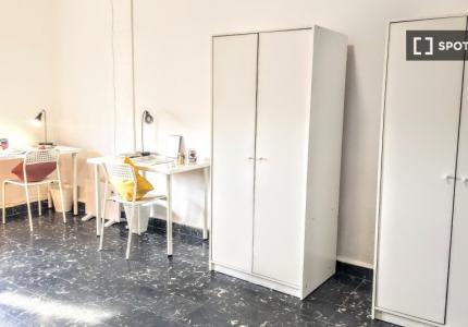 Se alquila habitación en apartamento de 6 dormitorios en Extramurs, Valencia