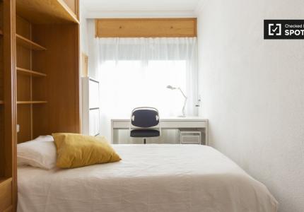 Se alquila habitación en piso de 3 dormitorios en Puerta del Ángel