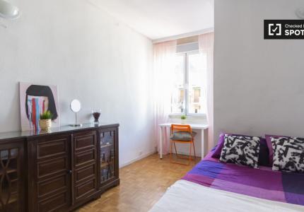 Habitación en piso de 9 habitaciones en alquiler en Gaztambide, Madrid