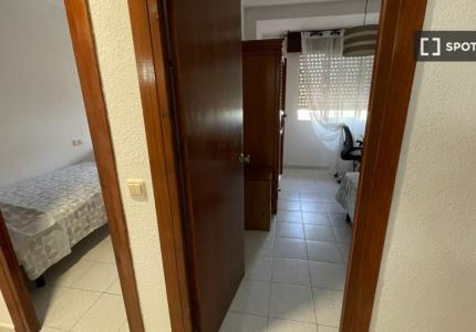 Se alquila habitación en piso de 3 habitaciones en El Zapillo, Almería