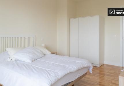 Se alquila habitación en piso de 5 habitaciones en Madrid