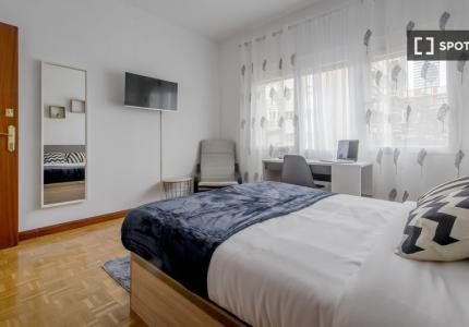 Se alquila habitación en piso compartido de 8 habitaciones en Almenara.