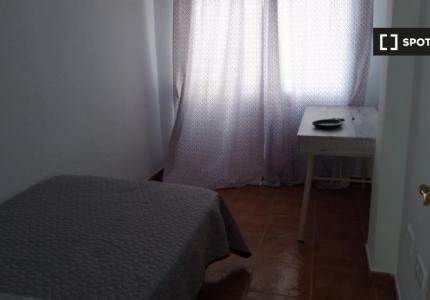 Se alquila habitación en piso de 3 habitaciones en El Zapillo, Almería