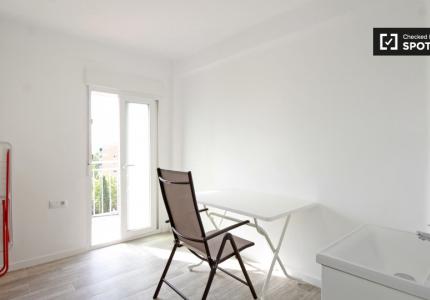 Gran habitación en el apartamento de 4 habitaciones de Sant Martí