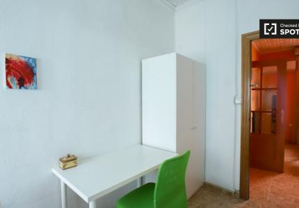 Se alquila habitación en apartamento de 3 dormitorios en Quatre Carreres