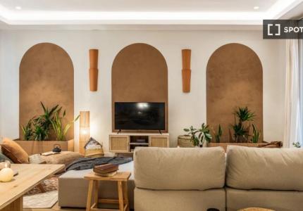 Apartamento de 3 dormitorios en alquiler en Almagro, Madrid.