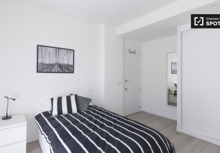 Habitación moderna en apartamento de 4 dormitorios en Tetuán, Madrid