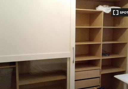 Habitación luminosa en apartamento de 4 dormitorios en Rios Rosas, Madrid