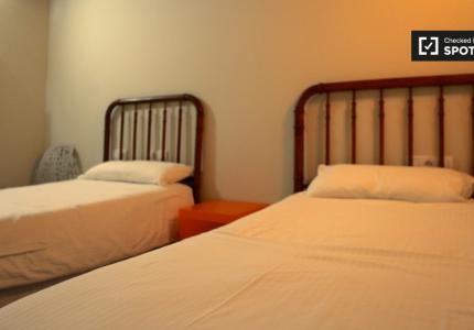 Acogedora habitación en un apartamento de 4 dormitorios en El Raval, Barcelona