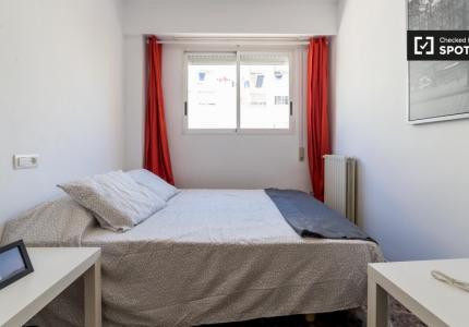 Se alquilan habitaciones en un apartamento de 5 dormitorios en Camins al grao
