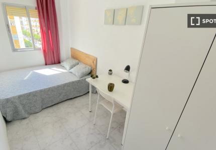 Habitación en piso compartido en alquiler en La Palmilla, Sevilla.